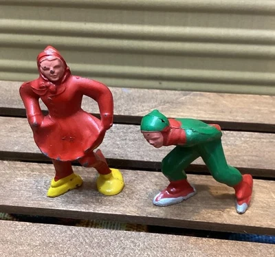 Antiguo Barclay Hombre y Mujer Patinador sobre Hielo Plomo Figuras de Juguete Pueblo de Navidad Foto 1 de 4