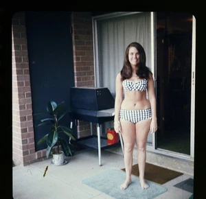 Attractive lady Renee in swimsuit 1968 glass mounted Stereo Realist slide #1851 - Picture 1 of 3