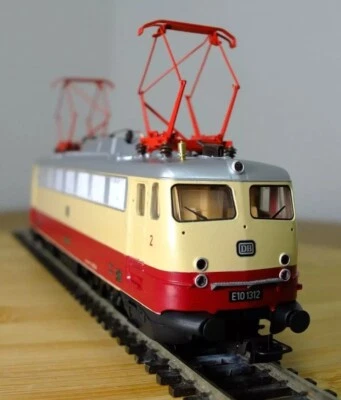 Liliput 110 131 HO gauge DB E10 electric loco in cream and red livery - Image 1 of 4