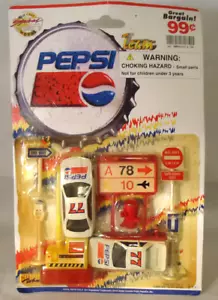 GOLDENES RAD PEPSI TEAM 1/64 DRUCKGUSSAUTOS & SCHILDER AUF KARTE - Bild 1 von 3