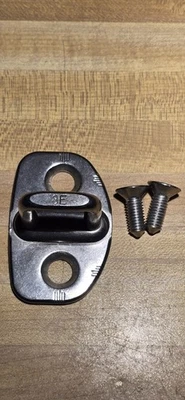 Placa de trava Audi A4 B6 B7 porta atacante com parafusos 8E0837833 fabricante de equipamento original - Imagem 1 de 3