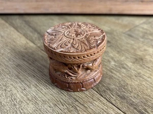 Hand Carved Wooden Trinket Box Indian Jewellery box Round Animal Pattern - Foto 1 di 12