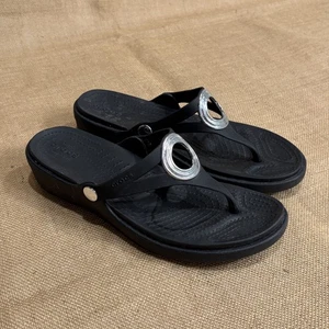 Crocs Sanrah Sandals Womens 9 Black Silver Wedge Circle Thong Flip Flop Slip On - Picture 1 of 10