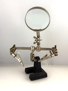 Lupa de pie de laboratorio vintage con 2 abrazaderas sobre base de hierro fundido - Imagen 1 de 12