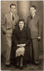 Antigua fotografía de estudio familia - Imagen 1 de 1