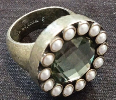 Anillo de latón Lia Sophia "pieza central" con anillo de perlas de vidrio tamaño 7,5 defecto leer Foto 1 de 4