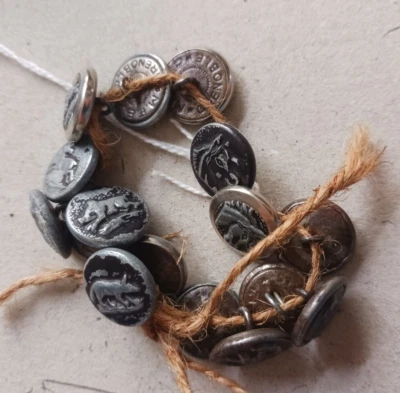 16 boutons vénerie Cheval, cervidé, sanglier, chien cynégétique chasse à courre - Photo 1/4