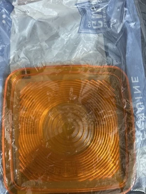 Genuine GM 15634428 Front Turn Signal Amber Lens  1990-2002 Medium Duty Trucks - Image 1 of 2