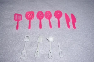 Miniatur Puppe rosa und weiß Kochutensilien Zubehörpaket - Bild 1 von 3