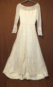 1950’s - 1960’s LANGARM BRAUTKLEID MIT FLORAL SILBER METALLIC STICKEREI - Bild 1 von 21