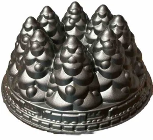 Nordic Ware Christmas Holiday Tree Bundt Cake Pan 10 Cup Heavy Cast Aluminum USA - Picture 1 of 6