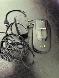 Vintage Flip Phone With Charger Samsung - Photo 1 sur 6