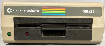 Commodore 1541 Drive probado y funciona con libro, T&Ddisk, cables, tarjeta de envío, 10 discos Foto 1 de 4