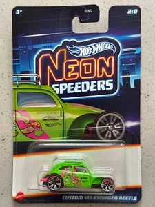 2025 Hot Wheels CUSTOM VOLKSWAGEN BEETLE Neon Speeders with Protector - Picture 1 of 3