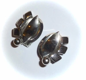 VINTAGE - WHIMSICAL MODERNIST FLAIR SILVERTONE CLIP-ON EARRINGS - Picture 1 of 2