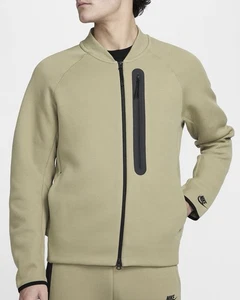 NUEVO CON ETIQUETAS $150 Nike Sportswear Tech Fleece Para hombres Chaqueta de Bombardero Oliva L-Alto FB8008-276 - Imagen 1 de 6