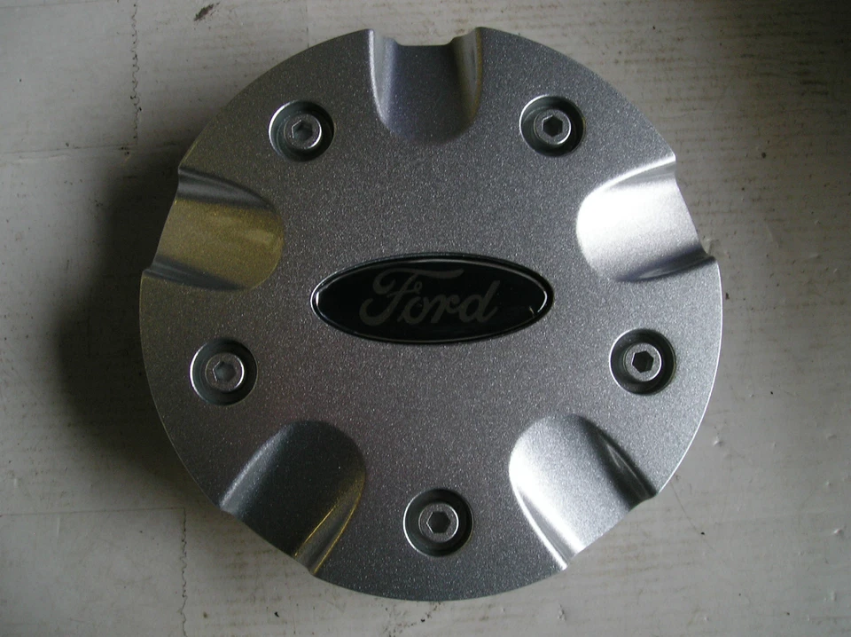 Ford Focus mk1 NEW Alloy wheel centre CAP Genuine Ford Part No 1064118 - Image 1 of 1