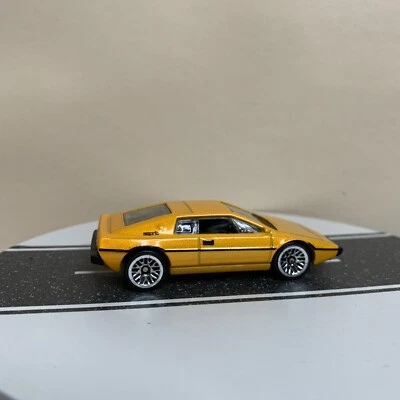 Hot Wheels 2016 HW Exotics Lotus Esprit S1 #72/250 Yellow Mtflk w/Chrome LW NM - Image 1 of 4