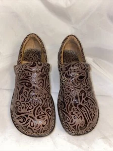 BOC Womens Clogs Embossed Leather Size 8.5 Brown *Y - Picture 1 of 8
