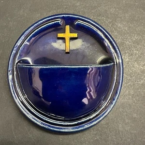 Bénitier bleu rond au décor de la Croix du Christ, en céramique peinte émaillée - Imagen 1 de 6