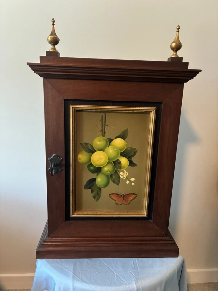 Mueble de pared vintage de caoba con remates y puerta de pintura de frutas de naturaleza muerta Foto 1 de 4