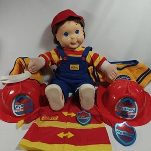 Bambola vintage 1985 "My Buddy" con vestito originale e attrezzatura pompiere set vestiti rari - Foto 1 di 18