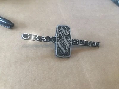 1972-1974 Plymouth Gran Fury sedán techo pilar vela emblema insignia símbolo OEM 72 Foto 1 de 4