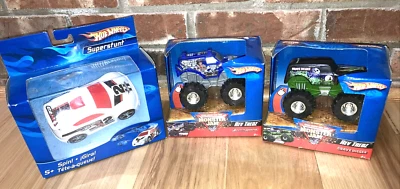 Lote de 3 Hot Wheels Toys Monster Jam Trucks Grave Digger Bounty Hunter Spin Car Foto 1 de 4