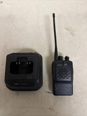 Radio UHF Vertex VX-400U con cargador #13 Foto 1 de 4