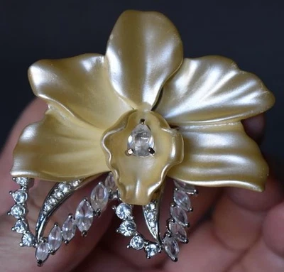 DISEÑADOR NOLAN MILLER GLAMOUR COL #10 INVIERNO BLANCO ORQUÍDEA Y PEDRERÍA BROCHE Foto 1 de 4