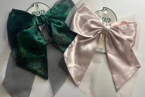 Wicked 2024 Glinda und Elphaba große Schleifen hellrosa und dunkelgrün detailliert - Bild 1 von 5