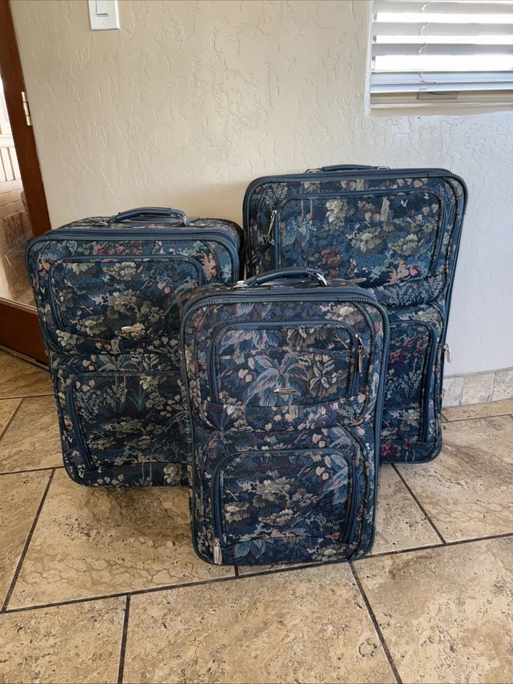 Juego de 3 maletas Pierre Cardin con estampado de flores Foto 1 de 4