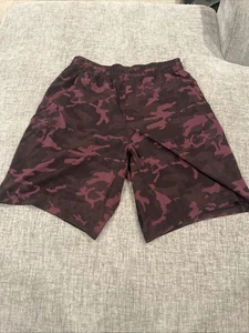 Lululemon Shorts Herren M Pace Breaker burgunderrot Tarnmuster 9" gefüttert feuchtigkeitsableitend schnelltrocknend - Bild 1 von 7