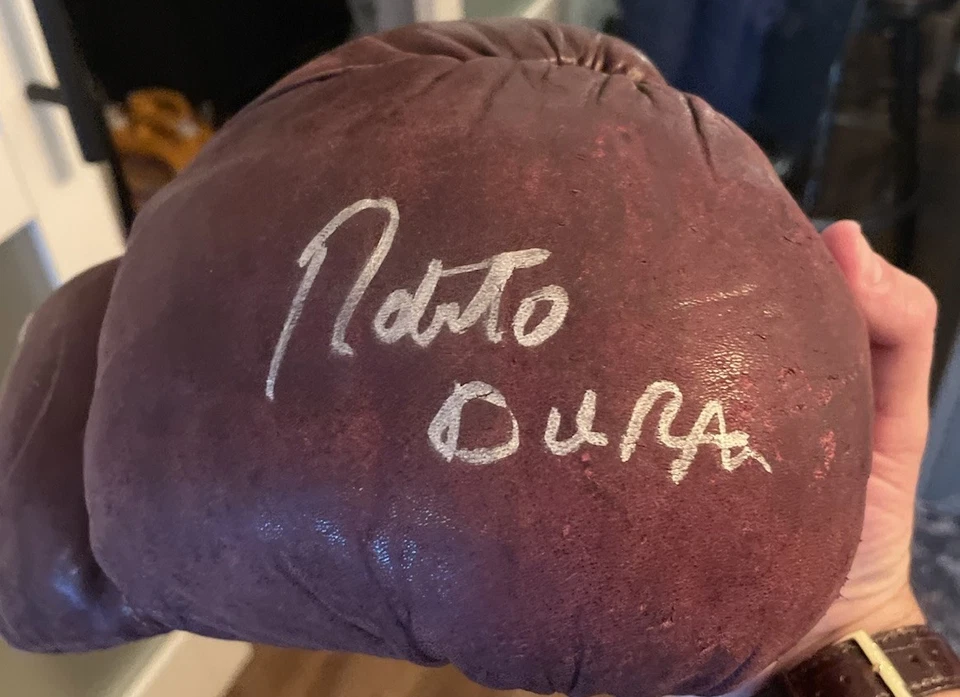 Vintage Roberto Duran Autographed Boxing Glove Signed Beckett COA Hands of Stone - Image 1 of 1