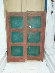 A PAIR OF ANTIQUE WOODEN INDIAN PAINTED SHUTTERS IN A VERY RUSTIC FINISH - Picture 1 of 15