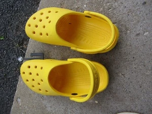 New CROCS Yellow Clogs W6 M4 Unisex - Picture 1 of 4