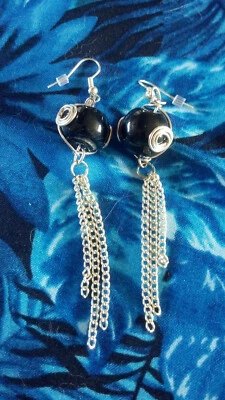 Pendientes colgantes de perlas y cadenas de cerámica negra chapados en plata ganchos y cadenas Foto 1 de 2