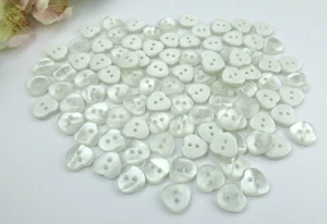10 Knopf Herz Herzen 11x12mm weiß Schimmer Kinderknöpfe Baby Knöpfe Perlmuttart - Picture 1 of 5