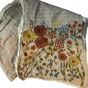 Pier One Imports Boho Tischläufer mit Blumenstickerei 64” mal 12” - Bild 1 von 6