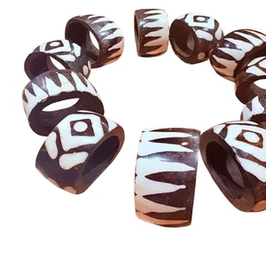 Batik Knochen Serviettenringe 11er Set braun & weiß Tribal Design Made in Kenia - Bild 1 von 7