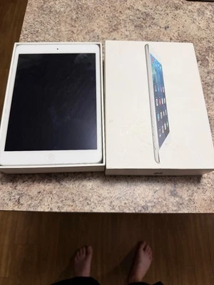 Apple iPad mini 2 16GB 32GB 64GB Wi-Fi  7.9in White - Image 1 of 4