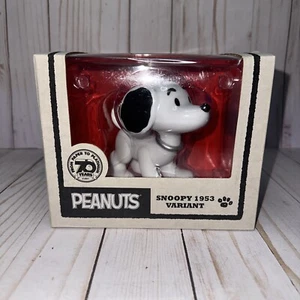 Figura 2020 SDCC @Home Peanuts Medicom vinilo Snoopy 1953 variante cuello plateado - Imagen 1 de 9