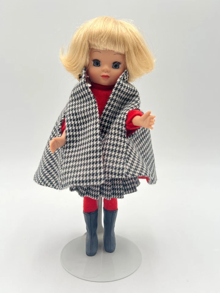 Boneca Tiny Betsy McCall Cozy Cape Blonde por Tonner 2003 Houndstooth Cape Vintage - Imagem 1 de 4