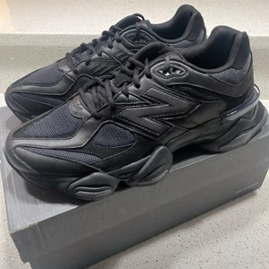 NEW BALANCE 9060 Scarpa Uomo Trainer Tripla Pelle Nera U9060NRI 999 Nuova - Foto 1 di 13