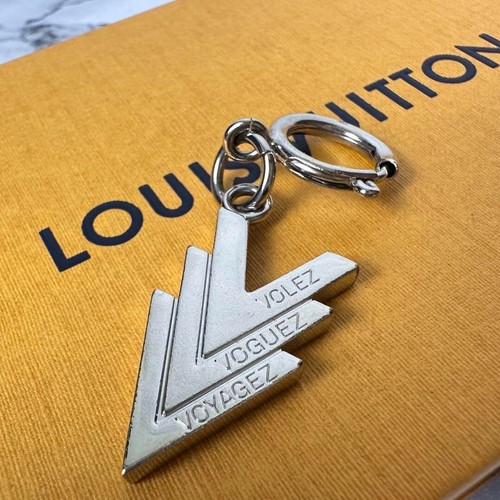 LOUIS VUITTON（LV） Louis Vuitton Ciondolo Top Uomo Ottone Tripla V
