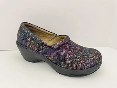 NURSE MATES Mujer BRYAR Zuecos Multicolor Chevron Zapatos Cómodos ALMOHADA TOP 9.5 M Foto 1 de 4