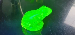 Frog Czech Uranium glass paperweight vaseline collectible item - Picture 1 of 7