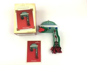 Hallmark Nieto 2004 Bufanda Sombrero Colgante Recuerdo Adorno de Navidad QXG5564 - Imagen 1 de 6