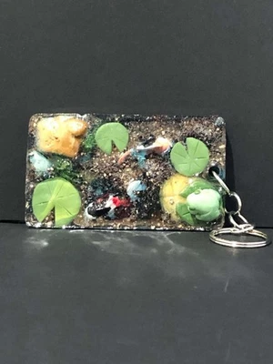 Rana personalizada de resina hecha a mano con escena de estanque Koi Foto 1 de 4