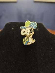 Peanuts Snoopy Anstecknadel Gitarre spielen mit Cowboyhut grün & blau - Bild 1 von 6